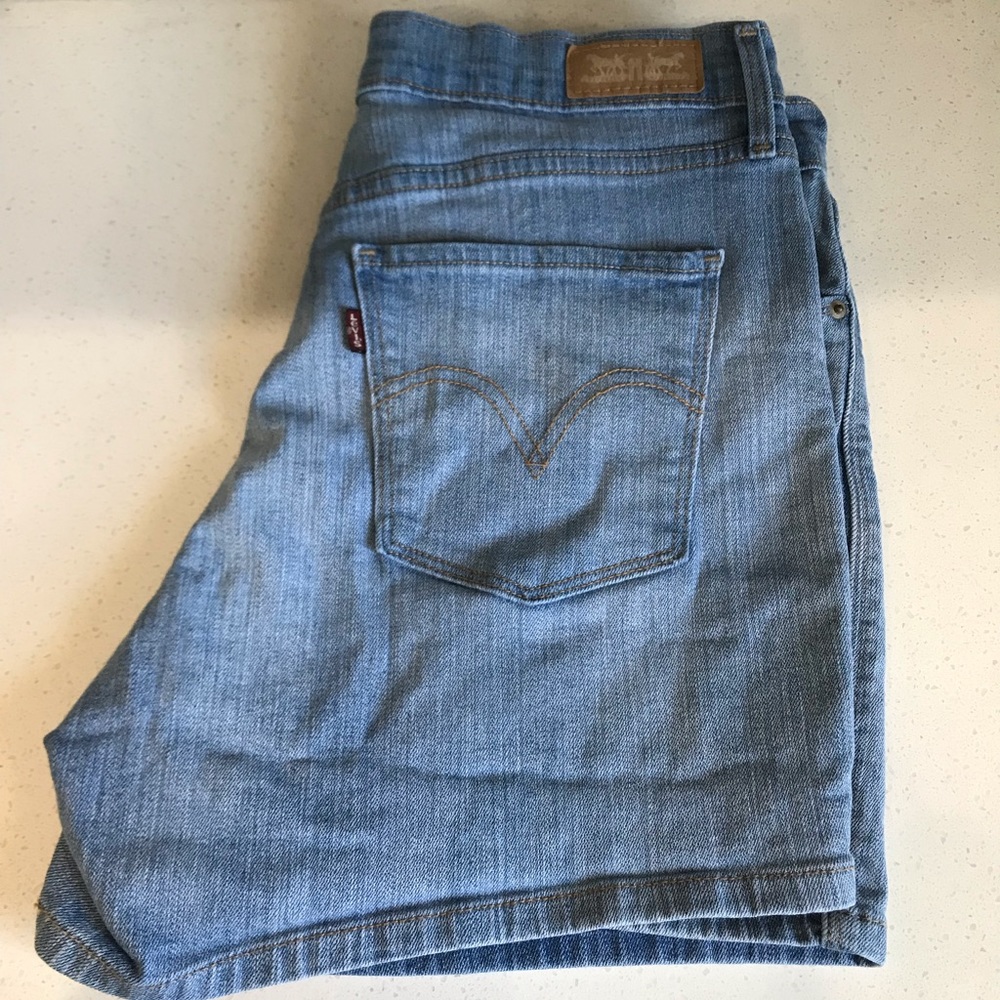 Levi’s (8) Women’s Denim Shorts (Inseam 4 3/4”)
